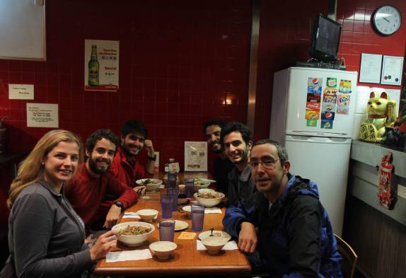Jantando com os brasileiros da expedição 4x1 em restaurante mongol, em Vancouver, no Canadá (foto da expedição 4x1 - Retratos da América)